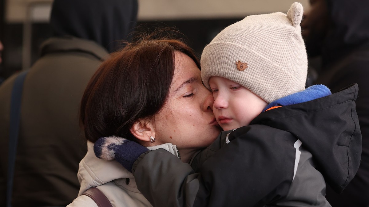 Mutter mit Kind am Bahnhof, Ukraine Februar 2022