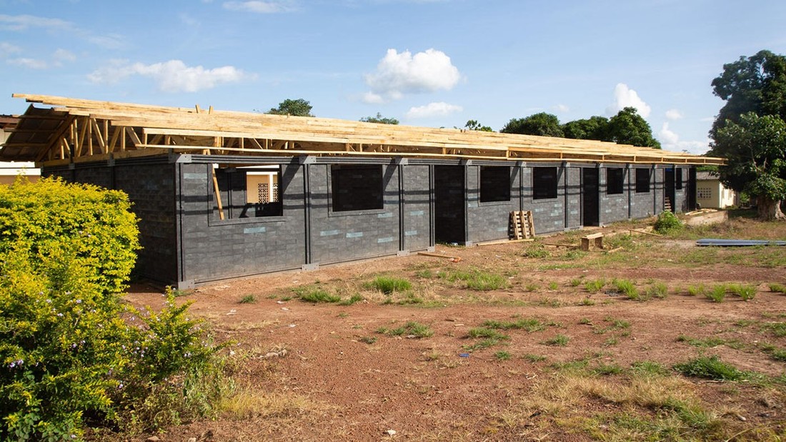 Schulhaus aus Kunststoffziegeln, Elfenbeinküste