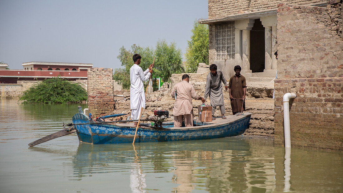Bateau dans une zone inondée au Pakistan