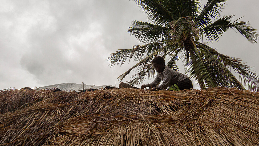 Avant le passage du cyclone "Freddy", Manuel renforce le toit de sa maison. 