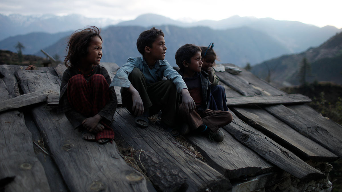 Kinder auf Dach, Nepal
