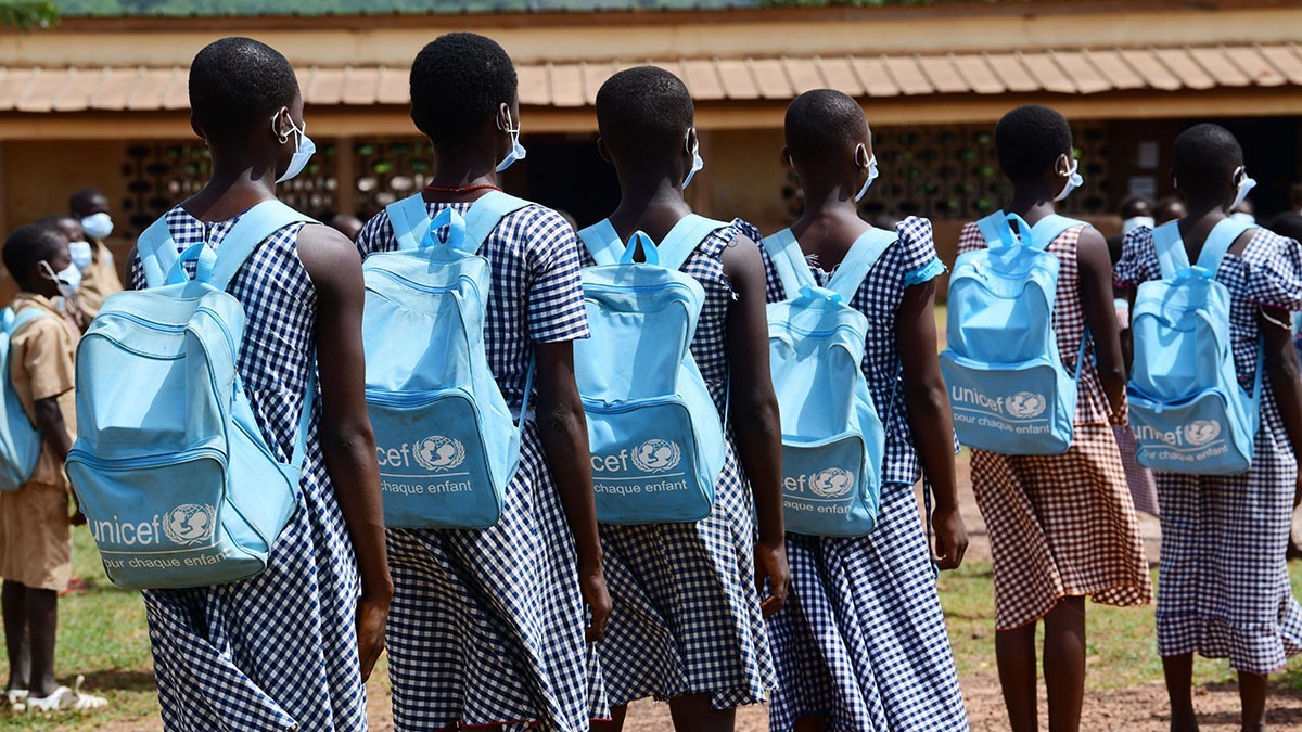 Schülerinnen mit UNICEF-Rucksack