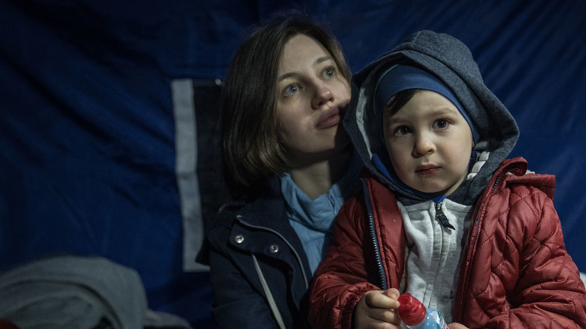 Mutter und Sohn auf der Flucht aus der Ukraine